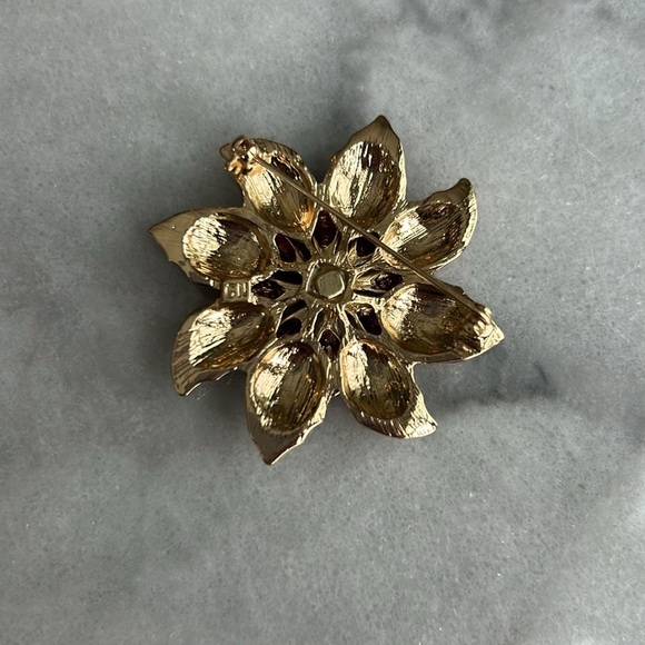 Brooch vintage red poinsettia gold tone with crystal accents makers mark CN - Picture 5 of 9